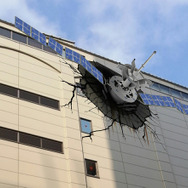 “シュタゲ×アトレ”コラボにより秋葉原が大変なことに…北口にタイムマシンが出現し、ビルに人工衛星が激突 ― コラボ商品の販売も