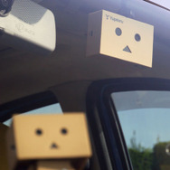 フロントガラス越しにじっと前を見るダンボー（特設サイトより）