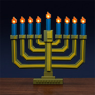 8bit風のスタンドランプ「8-Bit Light-Up Menorah」が素敵！2Dゲームに出てきそうなロウソク型
