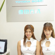 豊田合成ブース　藤井美歩さん（左）　ななえさん（右）