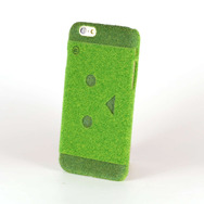 「よつばと！」が“芝生”なiPhoneケースに！ よつば＆ダンボー柄を発売開始