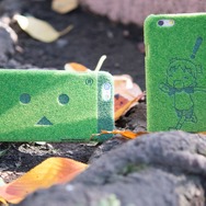 「よつばと！」が“芝生”なiPhoneケースに！ よつば＆ダンボー柄を発売開始
