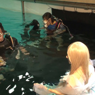 「水中ニーソ」の古賀学がゲームCMを撮影！箕星太朗デザインのキャラが水中に漂う