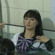 「水中ニーソ」の古賀学がゲームCMを撮影！箕星太朗デザインのキャラが水中に漂う