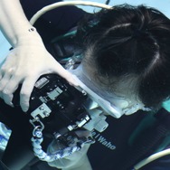 「水中ニーソ」の古賀学がゲームCMを撮影！箕星太朗デザインのキャラが水中に漂う