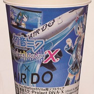 機内の紙コップも『初音ミク -Project DIVA- X』仕様に