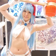 【レポート】「コミケ89」企業ブースのコスプレイヤー写真を一挙130枚！胸元の空いたコスプレイヤーも