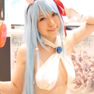 【レポート】「コミケ89」企業ブースのコスプレイヤー写真を一挙130枚！胸元の空いたコスプレイヤーも