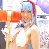 【レポート】「コミケ89」企業ブースのコスプレイヤー写真を一挙130枚！胸元の空いたコスプレイヤーも