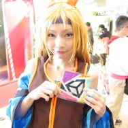 【レポート】「コミケ89」企業ブースのコスプレイヤー写真を一挙130枚！胸元の空いたコスプレイヤーも