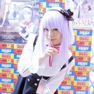 【レポート】「コミケ89」企業ブースのコスプレイヤー写真を一挙130枚！胸元の空いたコスプレイヤーも
