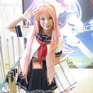 【レポート】「コミケ89」企業ブースのコスプレイヤー写真を一挙130枚！胸元の空いたコスプレイヤーも