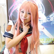 【レポート】「コミケ89」企業ブースのコスプレイヤー写真を一挙130枚！胸元の空いたコスプレイヤーも