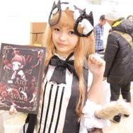 【レポート】「コミケ89」企業ブースのコスプレイヤー写真を一挙130枚！胸元の空いたコスプレイヤーも