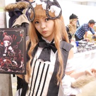 【レポート】「コミケ89」企業ブースのコスプレイヤー写真を一挙130枚！胸元の空いたコスプレイヤーも