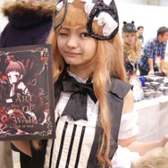 【レポート】「コミケ89」企業ブースのコスプレイヤー写真を一挙130枚！胸元の空いたコスプレイヤーも