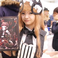 【レポート】「コミケ89」企業ブースのコスプレイヤー写真を一挙130枚！胸元の空いたコスプレイヤーも