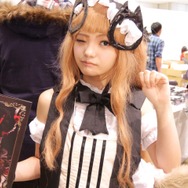 【レポート】「コミケ89」企業ブースのコスプレイヤー写真を一挙130枚！胸元の空いたコスプレイヤーも