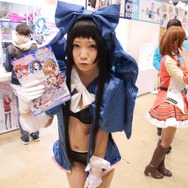 【レポート】「コミケ89」企業ブースのコスプレイヤー写真を一挙130枚！胸元の空いたコスプレイヤーも