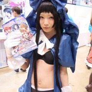 【レポート】「コミケ89」企業ブースのコスプレイヤー写真を一挙130枚！胸元の空いたコスプレイヤーも