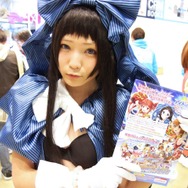 【レポート】「コミケ89」企業ブースのコスプレイヤー写真を一挙130枚！胸元の空いたコスプレイヤーも