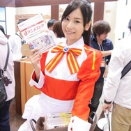 【レポート】「コミケ89」企業ブースのコスプレイヤー写真を一挙130枚！胸元の空いたコスプレイヤーも