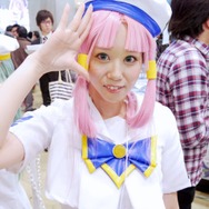 【レポート】「コミケ89」企業ブースのコスプレイヤー写真を一挙130枚！胸元の空いたコスプレイヤーも