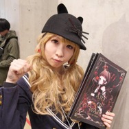 【レポート】「コミケ89」企業ブースのコスプレイヤー写真を一挙130枚！胸元の空いたコスプレイヤーも