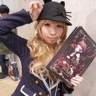 【レポート】「コミケ89」企業ブースのコスプレイヤー写真を一挙130枚！胸元の空いたコスプレイヤーも