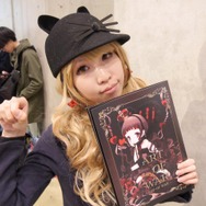 【レポート】「コミケ89」企業ブースのコスプレイヤー写真を一挙130枚！胸元の空いたコスプレイヤーも