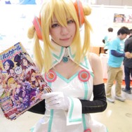 【レポート】「コミケ89」企業ブースのコスプレイヤー写真を一挙130枚！胸元の空いたコスプレイヤーも