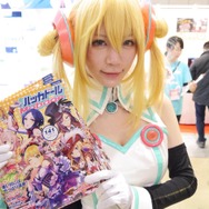 【レポート】「コミケ89」企業ブースのコスプレイヤー写真を一挙130枚！胸元の空いたコスプレイヤーも