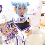 【レポート】「コミケ89」企業ブースのコスプレイヤー写真を一挙130枚！胸元の空いたコスプレイヤーも