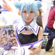 【レポート】「コミケ89」企業ブースのコスプレイヤー写真を一挙130枚！胸元の空いたコスプレイヤーも