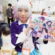 【レポート】「コミケ89」企業ブースのコスプレイヤー写真を一挙130枚！胸元の空いたコスプレイヤーも