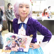 【レポート】「コミケ89」企業ブースのコスプレイヤー写真を一挙130枚！胸元の空いたコスプレイヤーも