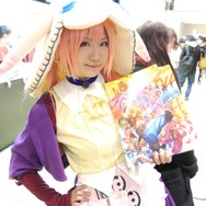 【レポート】「コミケ89」企業ブースのコスプレイヤー写真を一挙130枚！胸元の空いたコスプレイヤーも