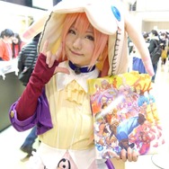 【レポート】「コミケ89」企業ブースのコスプレイヤー写真を一挙130枚！胸元の空いたコスプレイヤーも