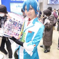 【レポート】「コミケ89」企業ブースのコスプレイヤー写真を一挙130枚！胸元の空いたコスプレイヤーも