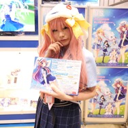 【レポート】「コミケ89」企業ブースのコスプレイヤー写真を一挙130枚！胸元の空いたコスプレイヤーも