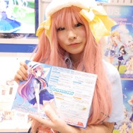 【レポート】「コミケ89」企業ブースのコスプレイヤー写真を一挙130枚！胸元の空いたコスプレイヤーも