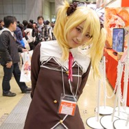 【レポート】「コミケ89」企業ブースのコスプレイヤー写真を一挙130枚！胸元の空いたコスプレイヤーも