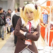 【レポート】「コミケ89」企業ブースのコスプレイヤー写真を一挙130枚！胸元の空いたコスプレイヤーも