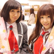 【レポート】「コミケ89」企業ブースのコスプレイヤー写真を一挙130枚！胸元の空いたコスプレイヤーも