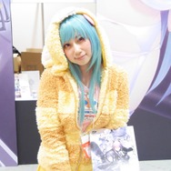 【レポート】「コミケ89」企業ブースのコスプレイヤー写真を一挙130枚！胸元の空いたコスプレイヤーも