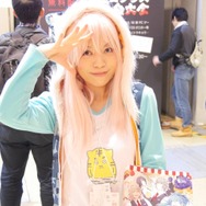 【レポート】「コミケ89」企業ブースのコスプレイヤー写真を一挙130枚！胸元の空いたコスプレイヤーも