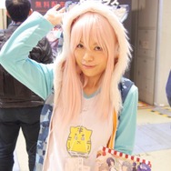 【レポート】「コミケ89」企業ブースのコスプレイヤー写真を一挙130枚！胸元の空いたコスプレイヤーも