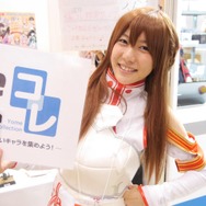 【レポート】「コミケ89」企業ブースのコスプレイヤー写真を一挙130枚！胸元の空いたコスプレイヤーも