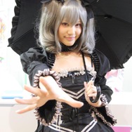 【レポート】「コミケ89」企業ブースのコスプレイヤー写真を一挙130枚！胸元の空いたコスプレイヤーも