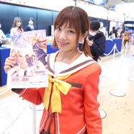 【レポート】「コミケ89」企業ブースのコスプレイヤー写真を一挙130枚！胸元の空いたコスプレイヤーも